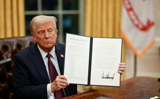 Trump exibe assinatura em ordem executiva. (Foto: White House)