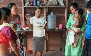 Indígenas sendo evangelizados. (Foto: Reprodução/Christian Aid Mission)