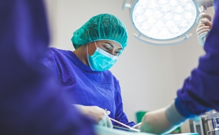 A Lei do Ato Médico estabelece que apenas médicos podem realizar procedimentos invasivos. (Foto ilustrativa: Unsplash/Artur Tumasjan)