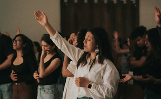 Quase metade dos evangélicos vai à igreja semanalmente na Costa Rica. (Foto ilustrativa: Unsplash/Ismael Paramo)
