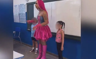 Emy Mateus Santos recebeu os alunos fantasiado de Barbie. (Foto: Reprodução/X).