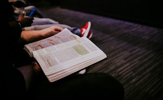 O estudo mostra que somente 25% dos discipulados participam de pequenos grupos. (Foto ilustrativa: Unsplash/Hannah Busing)