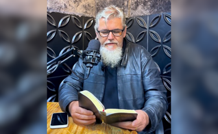 Arno Stuhr traduz a Bíblia em Pomerano em áudio desde 2021. (Captura de tela/Instagram/arnostuhr)