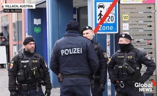Policiais preservam a cena do crime, na cidade austríaca de Villach. (Captura de tela/YouTube/Global News)