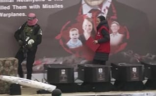 Hamas monta palco para a entrega dos corpos dos reféns à Cruz Vermelha, em Khan Younis. (Captura de tela/The Australian)