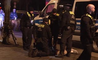 Homem sírio é preso após esfaqueir turista no Memorial do Holocausto de Berlim. (Captura de tela/YouTube/Firstpost)