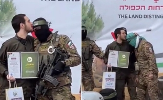 O Hamas encenou uma cerimônia de libertação degradante. (Foto: Reprodução/YouTube/DawnNews English).