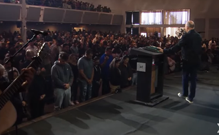 Greg Laurie pregando na igreja. (Foto ReproduçãoYouTube/Greg Laurie)
