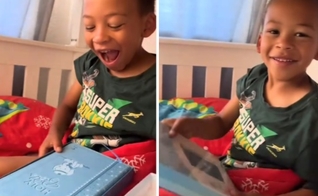 O menino de 7 anos ficou perplexo de alegria ao ganhar uma Bíblia. (Foto: Reprodução/TikTok/nikitaintentionally).