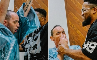 O batismo na prisão. (Foto: Reprodução/Instagram/God Behind Bars)
