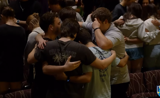 Estudantes orando no evento. (Foto: Reprodução/YouTube/CBN News)