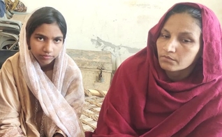 Saba Shafique e a mãe. (Foto: Reprodução/Morning Star News)