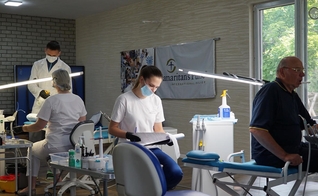 Dentistas estão levando esperança para vítimas da guerra na Ucrânia. (Foto: Reprodução/Samaritan's Purse)