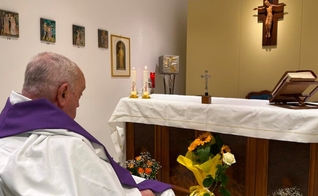 A primeira foto do Papa Francisco desde que foi internado no Hospital Gemelli em 14 de fevereiro. (Foto: Sala de Imprensa da Santa Sé)