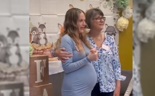 Cristina conheceu uma organização cristã pró-vida em frente a clínica de aborto. (Foto: Love Life).