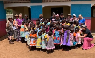 Os vestidos são doados em diversos países. (Foto: Facebook/Dress a Girl Around the World).