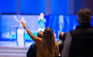 Congregações protestantes registraram um aumento de pelo menos 4% na frequência aos cultos. (Foto: Unspash/Jesus Loves Austin)