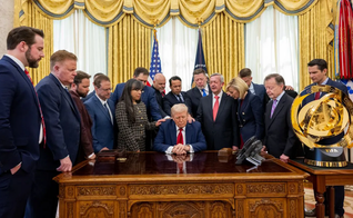 O presidente Donald Trump recebe oração de líderes religiosos no Salão Oval da Casa Branca. (Foto: White House)