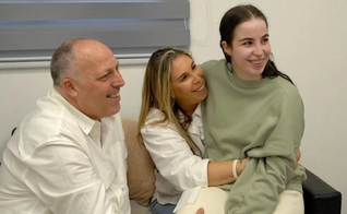 Agam Berger com sua família após ser libertada. (Foto: IDF Spokesperson Unit).