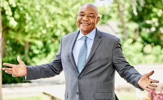 George Foreman: a lenda do boxe que se tornou pastor. (Foto: Instagram/biggeorgeforeman)