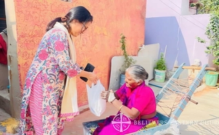 Believers Eastern Church distribuiu refeições aos necessitados. (Foto: Believers Eastern Church).