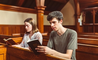 Jovens da Geração Z têm menos tendência ao ateísmo, mostrou pesquisa. (Foto: Unsplash/RDNE Stock Project)