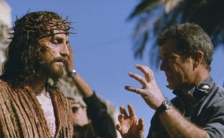 Jim Caviezel e Mel Gibson nas gravações de “A Paixão de Cristo”. (Foto: Reprodução/IMDb)