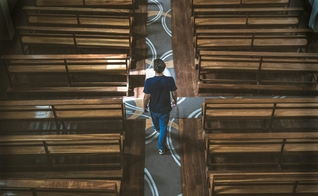 Nenhum outro país sofreu um declínio tão acentuado do Cristianismo nominal quanto a Espanha. (Foto: Unsplash/ Danique Godwin)