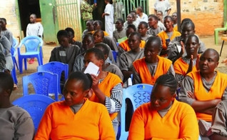 O estudo bíblico na prisão. (Foto: Reprodução/Crossroads Prison Ministries)