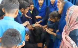 Claudinei Vicente recebeu oração de um grupo de crianças no Paquistão. (Foto: Reprodução/Instagram/Claudinei Vicente).