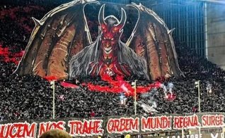 Torcedores do Kaiserslautern exibem a imagem do diabo sobre um pentagrama. (Foto: Reprodução/X/Bundesliga Insider).