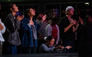 Jovens se entregam a Jesus durante campanha evangelística. (Foto: Instagram/circuitriders)