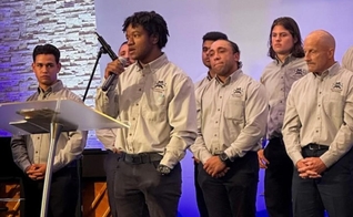 Noel Casillas, ministrando durante um evento. (Foto: Reprodução/Instagram/Brooklyn Adult and Teen Challenge)