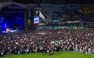 A cruzada da Associação Evangelística Billy Graham reuniu uma multidão em um estádio na Bolívia. (Foto: BGEA).