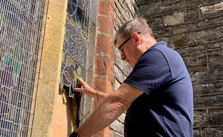 O reverendo Andrew Johnston avaliando os danos na igreja St Andrew's, Ashburton após um arrombamento em 2024. (Foto: Diocese de Exeter).