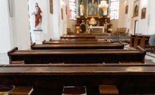 A Igreja Católica precisa preservar o que ainda resta e estancar a crise da perda de fiéis, avalia historiador. (Foto: Pexels/Mart Production)