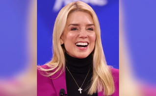 Pam Bondi, procuradora-geral dos EUA, discursa na CPAC 2025, realizada no Gaylord National Resort em Maryland. (Foto: Wikipedia)