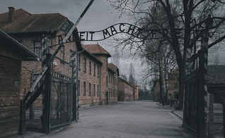 Uma caminhada simbólica foi realizada no antigo campo de concentração de Auschwitz-Birkenau. (Foto: Pexels/Nur Yilmaz)