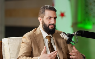 Presidente da Síria, Ahmed al-Sharaa, em entrevista à Leading. (Captura de tela/YouTube/Leading)