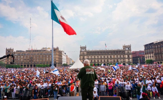 Sob o sol, milhares de cristãos marcharam e se reuniram no Zócalo da Cidade do México. (Foto: Marcha por Jesus México)