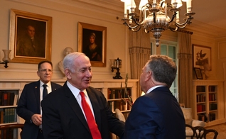 O primeiro-ministro Benjamin Netanyahu se encontra com o Enviado Especial dos EUA para o Oriente Médio, Steve Witkoff (Foto: Avi Ohayon/GPO)