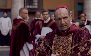 O ator Ralph Fiennes no filme 'Conclave’, de 2024. (Imagem: Divulgação)