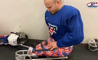 Kayden Beasley em preparação para o jogo. (Captura de tela/YouTube/ USA HOCKEY)