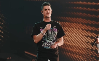 Kristian Stanfill. (Foto: Reprodução/YouTube/Passion Music).