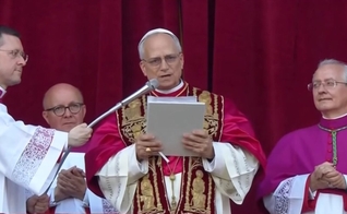 Papa Leão XIV em seu primeiro discurso. (Foto: Reprodução/YouTube/g1)