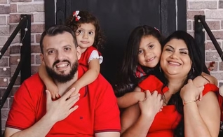 O casal Paulo Almeida Júnior e Tatiane, junto às filhas, Maria Luiza e Melinda Rebeca. (Foto: Arquivo pessoal)