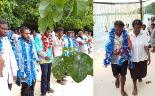 Os novos convertidos foram batizados na praia da aldeia. (Foto: Adventist Record).