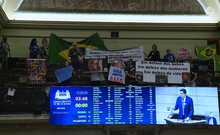 Manifestação na galeria da Câmara do Rio a favor do projeto sobre cartazes informativos de aborto. (Captura de tela/YouTube/Rio TV Câmara)