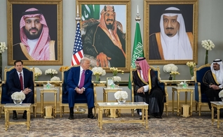 Trump se reúne em Riade com o príncipe herdeiro Mohammed bin Salman. (Foto: White House)