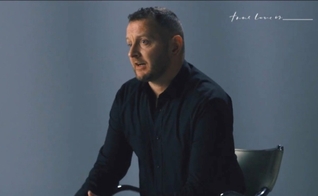 James Parker foi restaurado em sua identidade ao encontrar Jesus. (Foto: Reprodução/YouTube/truelove.is).